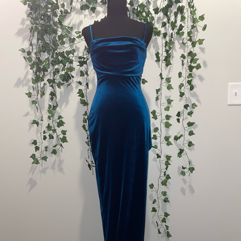 Windsor | Riley Ruched Velvet Formal Dress